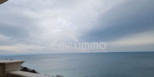Под наем! Панорамен двустаен апартамент! Първа линия море!